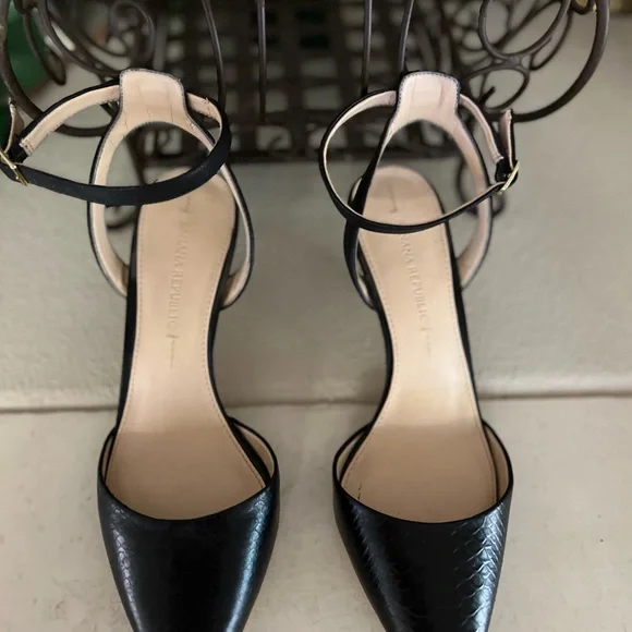 Elegant Black Women's Kitten Heels Banana Republic Makala size 6.5 - Picture 5 of 7